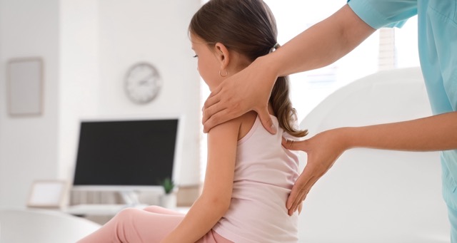 Séance d’ostéopathie adaptée à un enfant